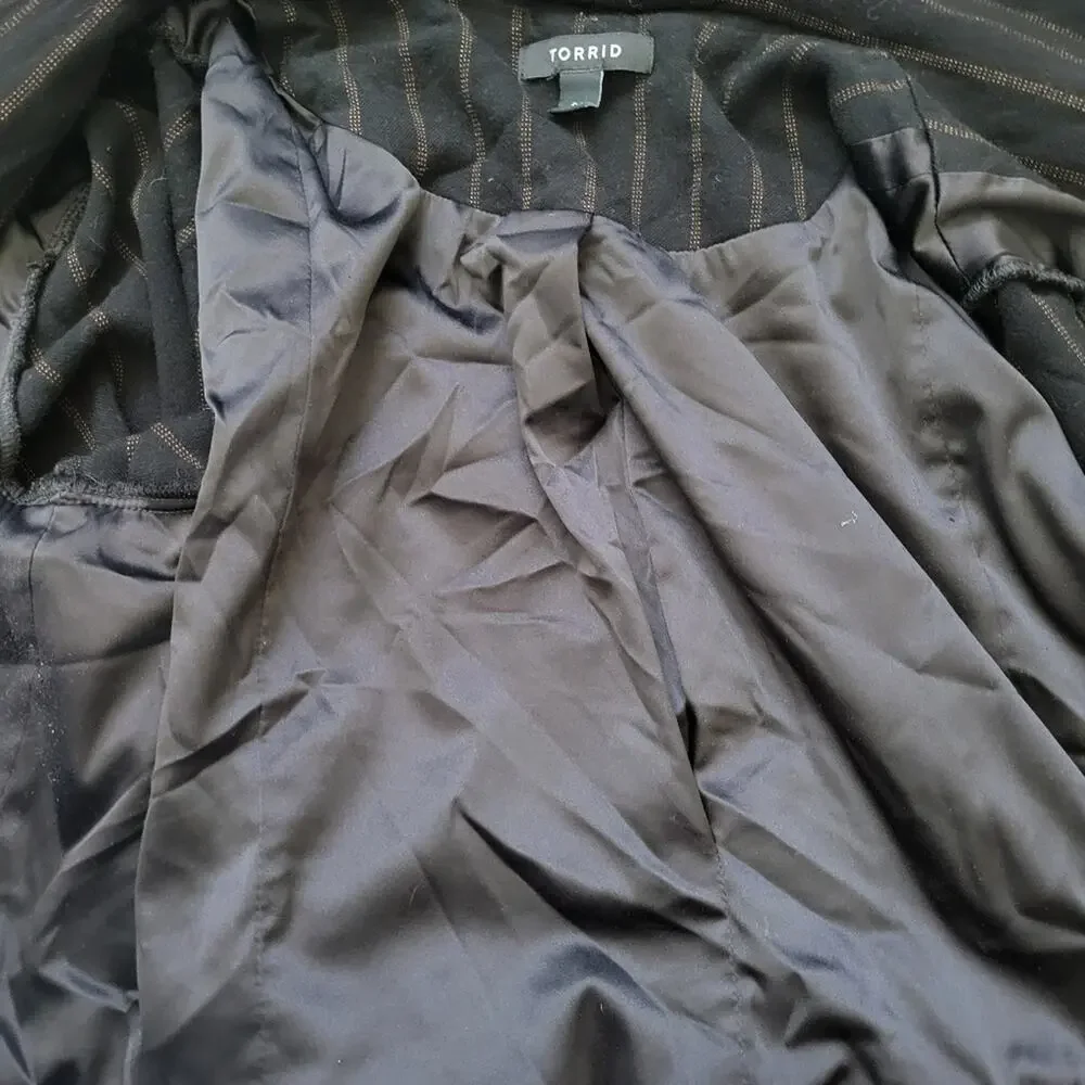 Torrid Pinstripe Crop Blazer Jacket 00 (Equiv Size 8 or M/L) Black Soft